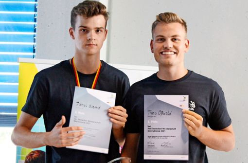 Daniel Schmid (links) und Timo Oßwald  waren bereits bei der Deutschen Mechatronik-Meisterschaft erfolgreich. Foto: Festo