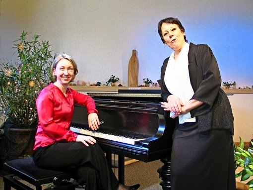 Unterstützt von der Pianistin Moira Muschalla sang  Margarete E. Klotz  Lieder  zwischen „Natur und Tugend“. Foto: Susanne Müller-Baji