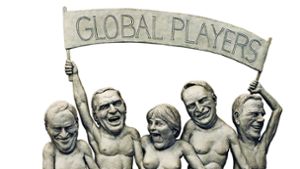 Auf dem Teilrelief „Global Players“erkennt man (von links)Hans Eichel, Gerhard Schröder,Angela Merkel, Edmund Stoiberund Guido Westerwelle. Foto: dpa (2), Olarte/Kulturamt Überlingen