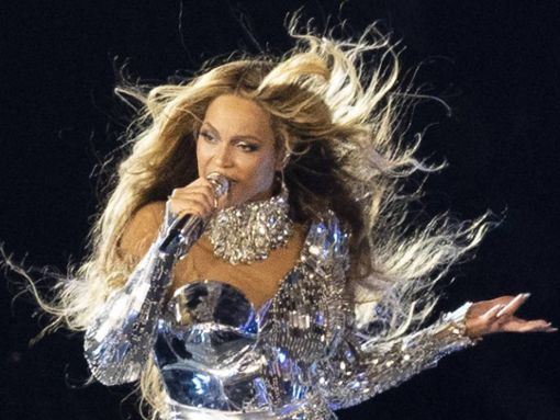 Tausende Fans folgten Beyoncés Geburtstags-Dresscode und kamen ebenfalls ganz in Silber. Foto: imago/Cover-Images
