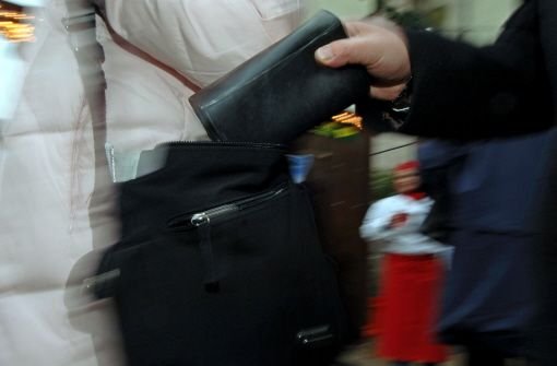 Mehrere Taschendiebe haben am Dienstag in Stuttgart zugeschlagen. Die Unbekannten bestahlen in der Stuttgarter Innenstadt mindestens drei Personen. (Symbolbild) Foto: dpa