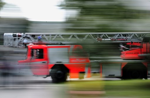 Feuerwehr und Polizei rückten am Dienstag zu einem vermeintlichen Brand nach Esslingen aus. Foto: Achim Zweygarth