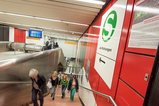 Den zentralen Abgang von der Bahnsteighalle zur S-Bahn können Bahnreisende nur noch knapp zwei Wochen lang benutzen. Foto: www.7aktuell.de | Oskar Eyb