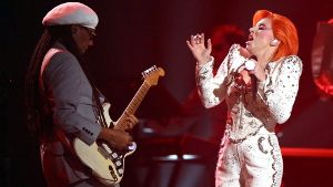 Lady Gaga sang bei den Grammys ein Medley aus Bowies größten Hits. In unserer Bildergalerie sehen Sie die Bilder von ihrem Auftritt in Los Angeles. Foto: AP