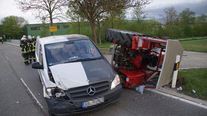 Junger Autofahrer kollidiert mit Traktor – 70-Jähriger schwer verletzt