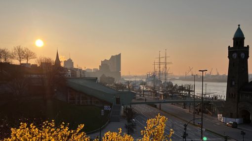 Die Sonne geht über dem Hamburger Hafen auf. Foto: Thomas Müller/dpa