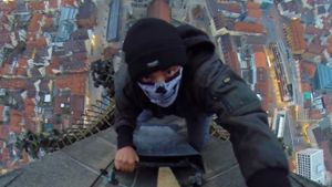 Gefährlich: Ungesichert erklomm der Kletterer den Münsterturm in Ulm. Foto: Screenshot „Grave Yard Kidz“
