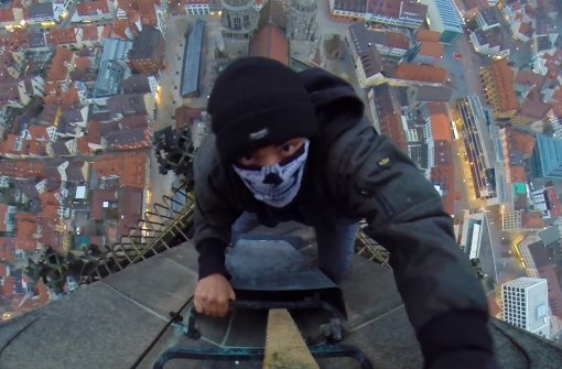 Gefährlich: Ungesichert erklomm der Kletterer den Münsterturm in Ulm. Foto: Screenshot „Grave Yard Kidz“