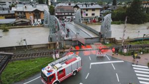 Blick auf die Hubbrücke in Mittersill, die über die Salzach führt. Die Hubbrücke wurde wegen des steigenden Pegelstandes angehoben. Aufgrund der anhaltenden Regenfälle hat sich die Lage im Bundesland Salzburg zugespitzt. Foto: Expa/ Jfk/APA/dpa