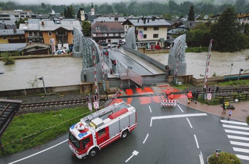 Blick auf die Hubbrücke in Mittersill, die über die Salzach führt. Die Hubbrücke wurde wegen des steigenden Pegelstandes angehoben. Aufgrund der anhaltenden Regenfälle hat sich die Lage im Bundesland Salzburg zugespitzt. Foto: Expa/ Jfk/APA/dpa