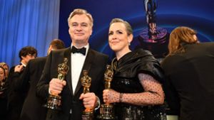 „Oppenheimer“-Regisseur Christopher Nolan und Produzentin Emma Thomas mit zwei Oscars in der Hand: für „beste Regie“ und „bester Film“ Foto: AFP/VALERIE MACON