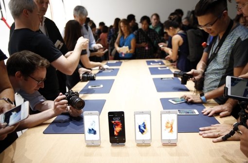 Die neuen Smartphone-Modelle von Apple, das iPhone 6S und das iPhone 6S Plus haben sich am ersten Wochenende bereits prächtig verkauft. Foto: EPA FILE
