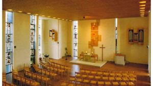 Der Innenraum der Kirche versprühte früher   einen  spröden Beton-Charme – nun wirkt er hell und einladend. Foto: Kirche