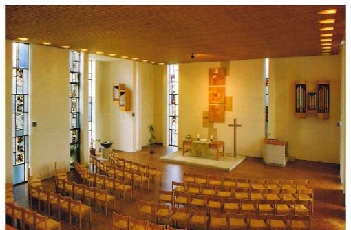 Der Innenraum der Kirche versprühte früher   einen  spröden Beton-Charme – nun wirkt er hell und einladend. Foto: Kirche