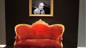 Loriots Karriere begann auf dem roten Sofa. Das wird im Haus der Geschichte nun reaktiviert. Foto: HdG BW/Kraufmann