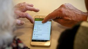 Ältere Menschen brauchen meist Unterstützung im Umgang mit Smartphone und Co. Foto: Simon Granville