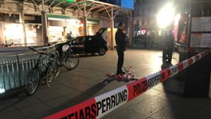 Großeinsatz in Heidelberg: Auf dem zentralen Bismarckplatz in Heidelberg ist ein Mann mit seinem Fahrzeug in eine Menschenmenge gefahren. Ein 73-Jähriger kam ums Leben. Foto: 7aktuell.de/Simon Adomat