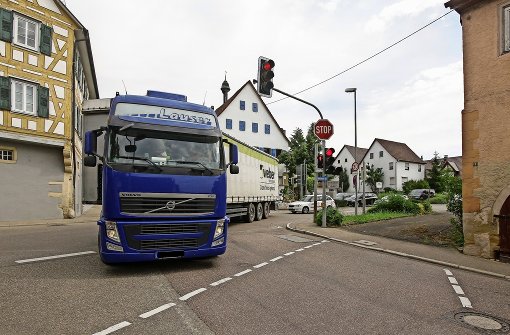 Lastwagen quälen sich täglich durch Heimerdingen. Foto: factum/Bach