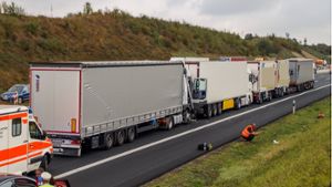 Insgesamt vier Lkw werden auf der A8 zwischen Rutesheim und Leonberg ineinander geschoben. Foto: SDMG