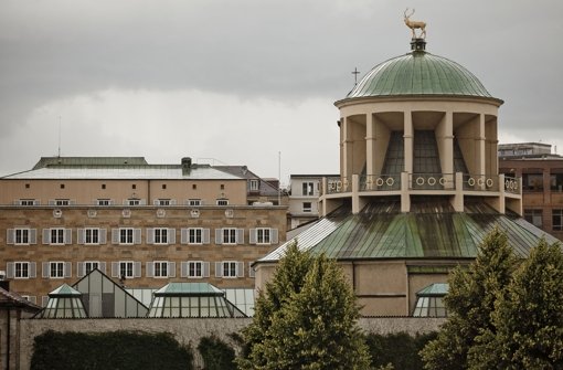 Das Kunstgebäude am Schlossplatz in Stuttgart mit dem goldenen Hirschen auf der Kuppel soll in ein Film- und Medienhaus umgewandelt werden. Foto: Leif Piechowski