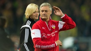Nach dem 2:2 bei Borussia Dortmund äußerte sich auch VfB-Stuttgart-Trainer Armin Veh zur Entlassung von Sportvorstand Fredi Bobic:  Beim VfB ist die Situation ziemlich vergiftet. Es ist viel passiert in den Monaten, in denen ich da bin. Aber mehr kann und will ich nicht sagen. Foto: dpa
