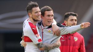 Trainer Hannes Wolf feiert den Sieg mit seiner Mannschaft und auch die Fans im Netz freuen sich über die Leistung des VfB. Foto: Pressefoto Baumann