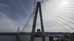 2164 Meter lang, 59 Meter breit, 320 Meter hoch – Sultan Selim Brücke: Die feierlich eröffnete und für den Verkehr freigegebene dritte Brücke über den Bosporus verbindet . Foto: dpa