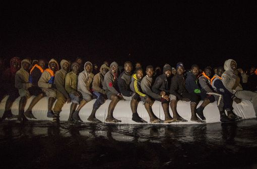 Flüchtlinge aus verschiedenen afrikanischen Staaten in einem überfüllten Schlauchboot im Mittelmeer (Symbolfoto). Foto: AP
