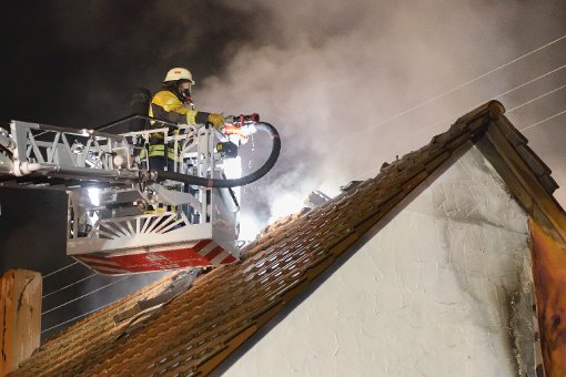 Bei einem Wohnhausbrand in Weil im Schönbuch ist am frühen Montagmorgen ein Sachschaden in Höhe von rund 150.000 Euro entstanden. Foto: www.7aktuell.de | Oskar Eyb