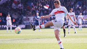 Schwungvolle Kunst: Borna Sosa vom VfB Stuttgart flankt den Ball per Außenrist in den Strafraum. Foto: Baumann/Julia Rahn
