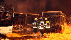 In Pforzheim sind mehrere Busse bei einem Feuer in einem Depot ausgebrannt. Foto: Andreas Rosar Fotoagentur-Stuttg