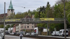 Die großen Banner an der Brücke werben für mehr Abstand beim Überholen. Foto: A. Kratz
