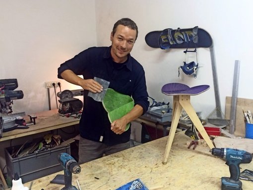 Recycling für alte Skateboards: In seiner Werkstatt im IW8  in Feuerbach  fertigt  Florian Bürkle Sitzgelegenheiten. Foto: Nina Ayerle