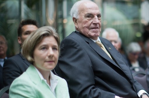 Der ehemalige Bundeskanzler Helmut Kohl neben seiner Frau Maike Kohl-Richter. Der Altkanzler hat den Rechtsstreit um 200 Tonbandaufnahmen gewonnen. (Archivfoto) Foto: dpa