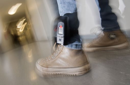 Die elektronische Fußfessel ist Gegenstand hitziger politischer Debatten (Symbolbild). Foto: dpa