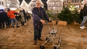 Für Wolfgang Wendorf ist ein Besuch auf dem Leonberger Adventsdörfle nicht leicht – vor allem durch das Kopfsteinpflaster. Foto: /Simon Granville