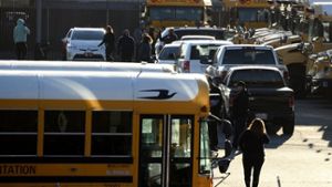 Nach der Terrordrohung bleiben die Schulbusse in Los Angeles in den Depots. Foto: EPA