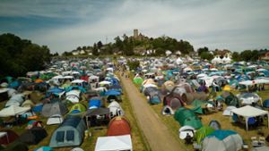 Auf dem Campinggelände ist es voll. Foto: dpa/Thomas Frey