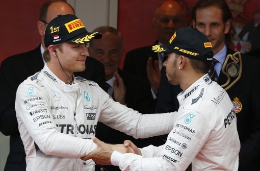 Eine Strategie-Panne bei Mercedes macht Nico Rosberg (li.) zum Sieger in Monaco – Lewis Hamilton gratuliert artig Foto: AP