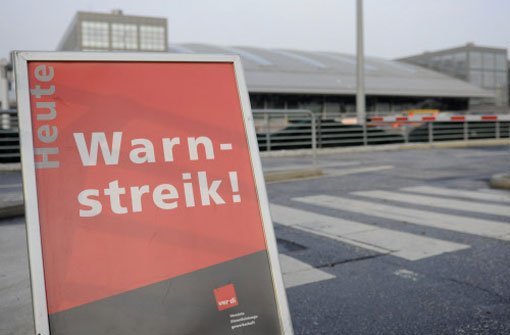 Ein Warnstreik-Schild steht am Freitag in Hamburg am Flughafengelände vor einem Terminal. Wegen des Streiks dort fallen auch in Stuttgart Flüge aus. Foto: dpa
