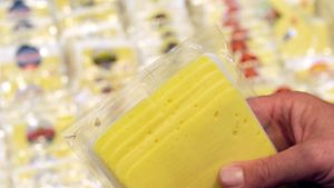 Verpackungen von Lebensmitteln unterliegen  strengen gesetzlichen Regelungen. Doch gerade Produkte, die sehr fett-, salz- oder säurehaltig sind, lösen   Substanzen aus den Verpackungen. So fanden Verbraucherschützer schon  Schadstoffe in Antipasti, Olivenöl und  folienverpacktem Käse. Foto: dpa