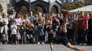 Vor dem Königsbau in Stuttgart zeigen die Tänzer der Gruppe „Floor LegndZ“ ihre Kunststücke. Foto: Lichtgut/Julian Rettig