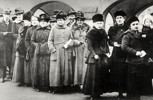 Vor 100 Jahren durften die Frauen in Deutschland erstmals wählen – doch nach wie vor sind Frauen in politischen Gremien unterrepräsentiert. Foto:dpa Foto:  
