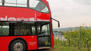 Der rote Cabrio-Bus hält jetzt auch auf dem Hallschlag. Foto: Stuttgart Marketing