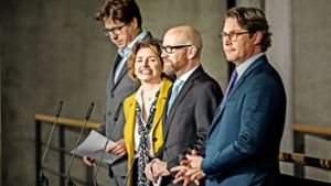 Bekanntgabe des Wasserstandes im Bundestag, diesmal  in gelöster Stimmung (von links): Michael Kellner, Bundesgeschäftsführer der Grünen, sowie die Generalsekretäre Nicola Beer (FDP), Peter Tauber (CDU) und Andreas Scheuer (CSU) Foto: dpa
