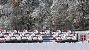 Winterwunderland beim SV Perouse: So wie auf dem Platz des Fußball-Bezirksligisten sah es am Wochenende auf vielen Spielfeldern aus. Foto: Andreas Gorr