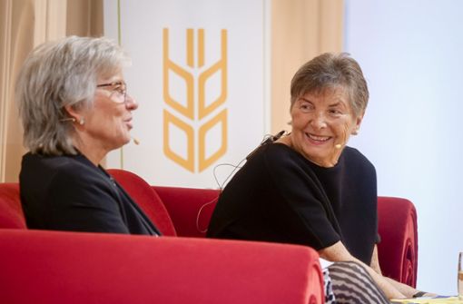 Ursula Keck (l.) und Gabriele Müller-Trimbusch auf dem roten Sofa. Foto: Simon Granville