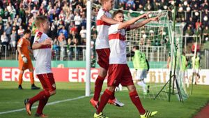 Jubel beim VfB Stuttgart. Über den FC 08 Homburg führt der Weg in die zweite Runde des DFB-Pokals. Foto: dpa