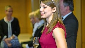 Da macht auch die württembergische Weinkönigin keine Ausnahme:  Mara Walz  stößt zu Silvester mit Sekt an. Foto: factum/Weise