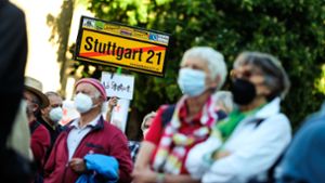 Etwa 300 Menschen demonstrierten in Stuttgart. Foto: Max Kovalenko/Max Kovalenko